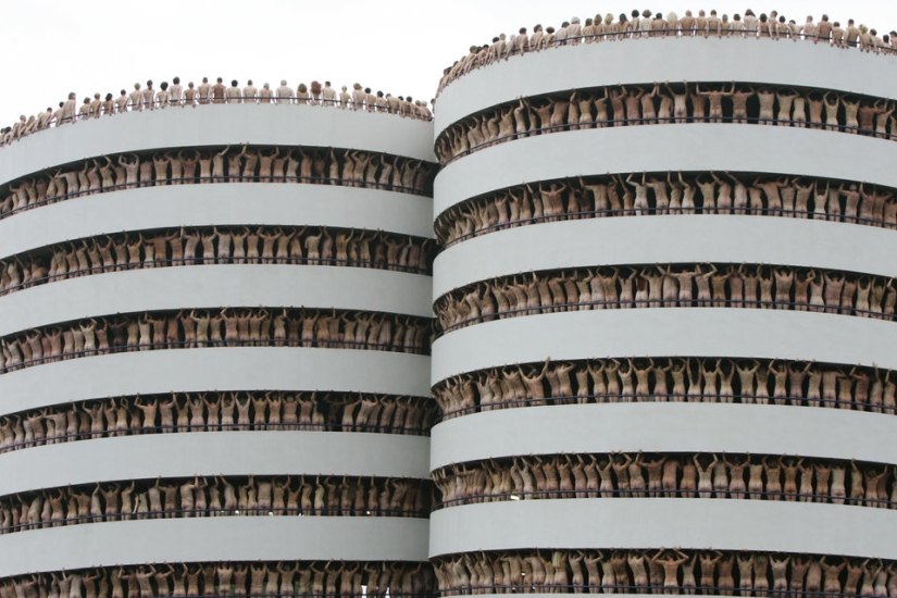 Famine: Spencer Tunick will undress everyone again