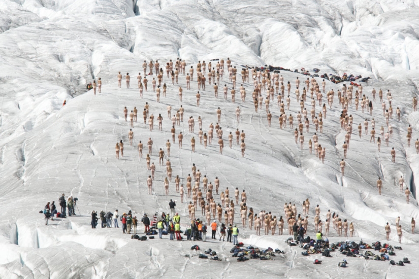 Famine: Spencer Tunick will undress everyone again