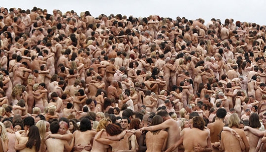 Famine: Spencer Tunick will undress everyone again
