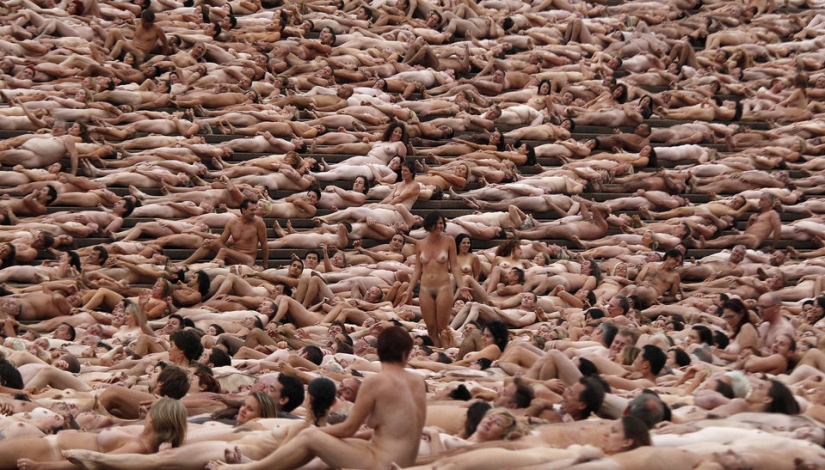 Famine: Spencer Tunick will undress everyone again