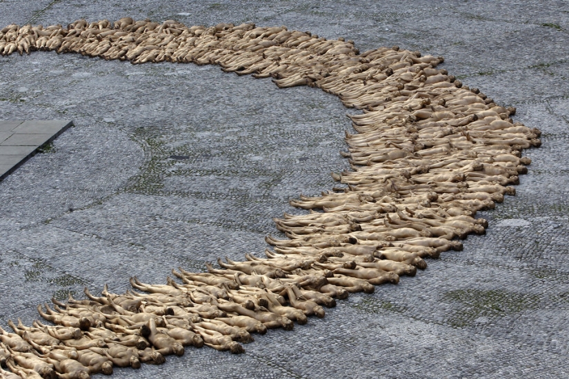 Famine: Spencer Tunick will undress everyone again