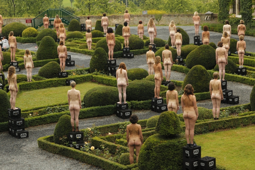 Famine: Spencer Tunick will undress everyone again