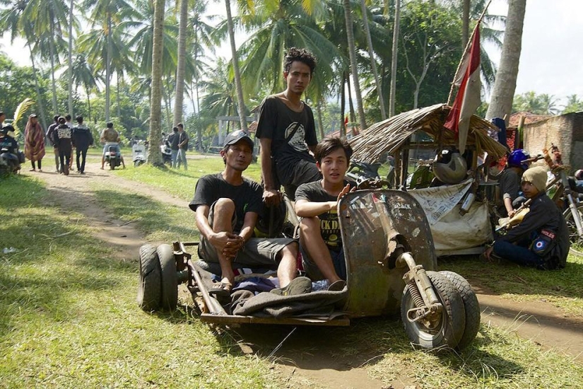 Fans de los legendarios ciclomotores Vespa en Indonesia