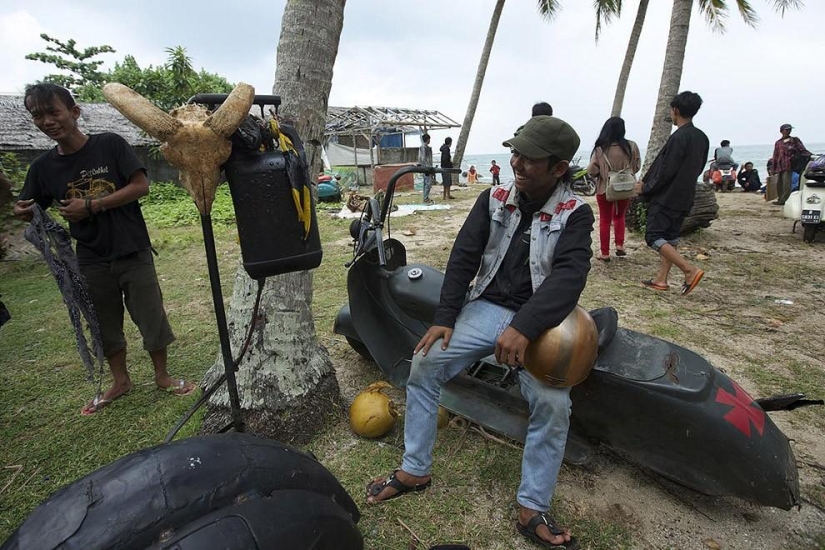 Fans de los legendarios ciclomotores Vespa en Indonesia