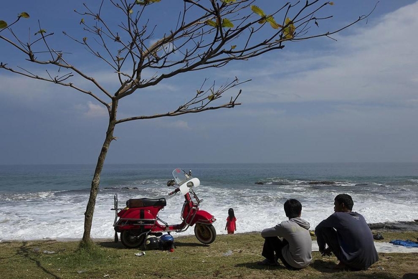Fans de los legendarios ciclomotores Vespa en Indonesia