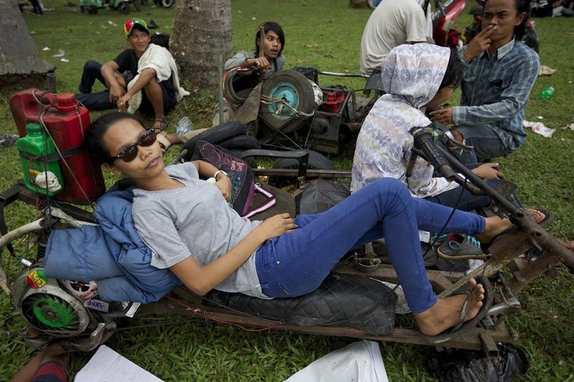 Fans de los legendarios ciclomotores Vespa en Indonesia