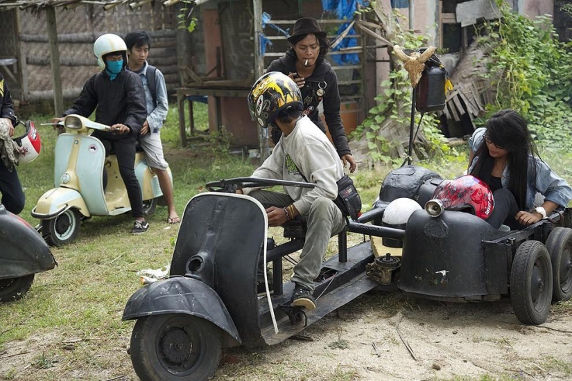 Fans of the legendary Vespa mopeds in Indonesia