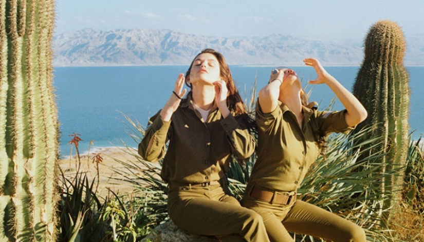 Female recruits in the Israeli army in the photo of Maya Toledano