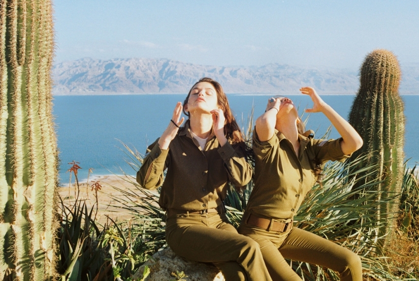 Female recruits in the Israeli army in the photo of Maya Toledano