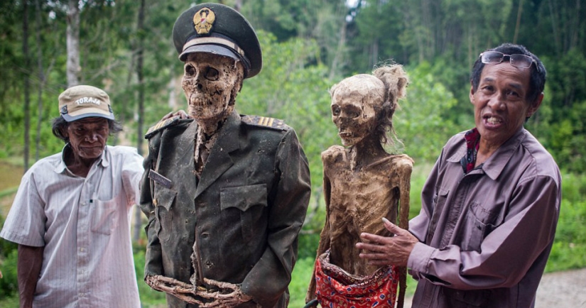 Festival de Manene: Por qué los indonesios desentierran a familiares muertos cada 3 años