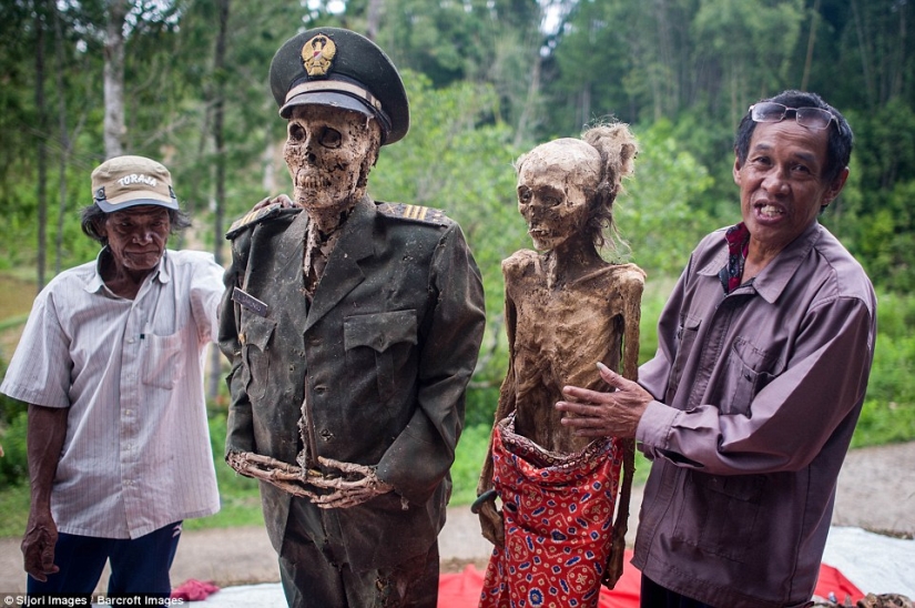 Festival de Manene: Por qué los indonesios desentierran a familiares muertos cada 3 años