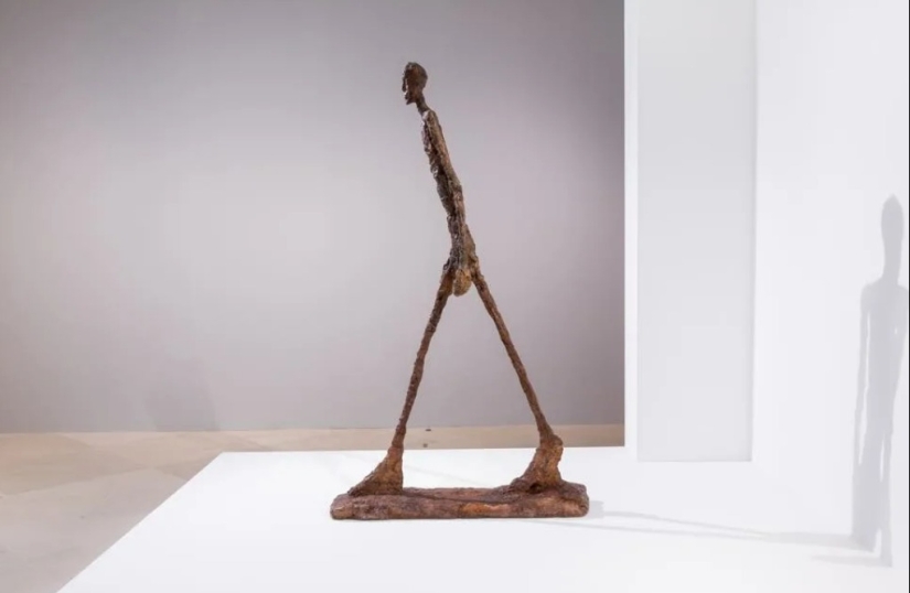 Few would believe that this is the most expensive sculpture in the world: what does the famous "Pointing Man" worth $141,000,000 look like?