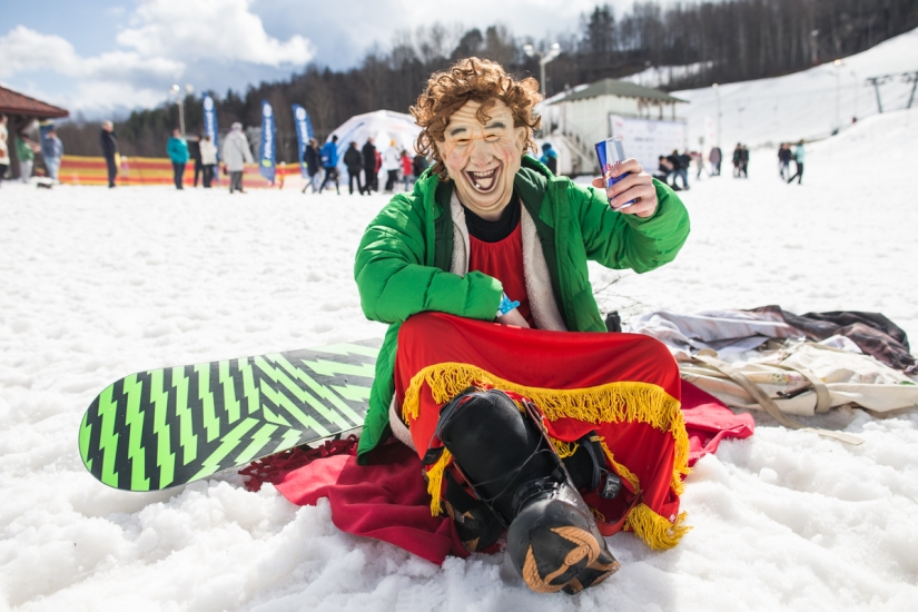 Fiesta fuerte en Snezhny: la carrera de snowboard más creativa de Rusia