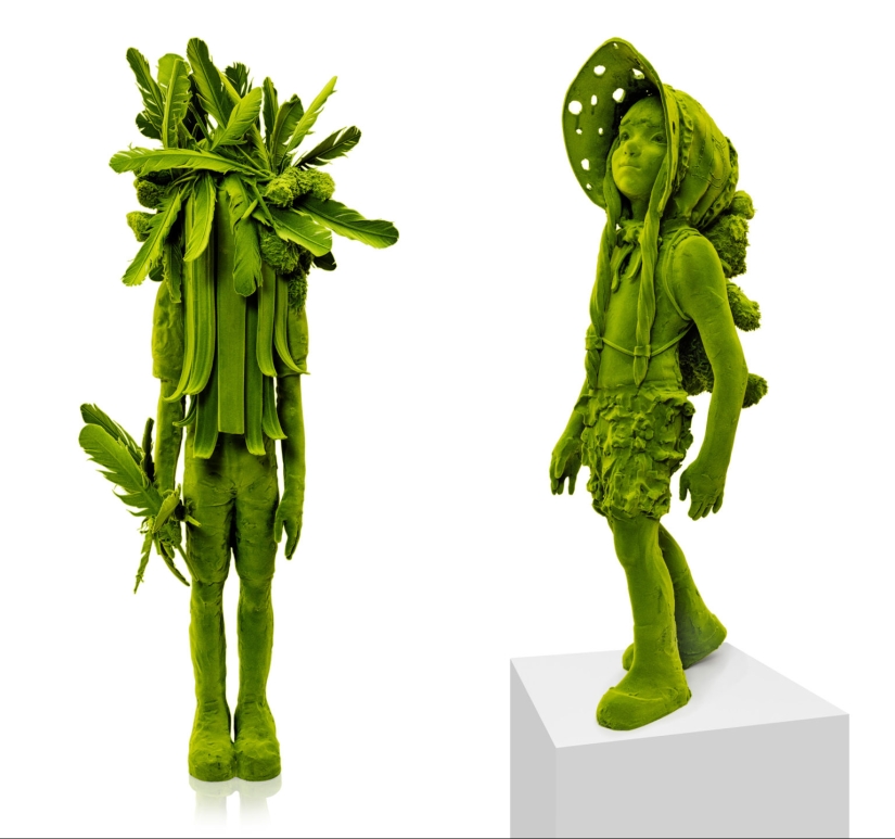 Figuras cubiertas de musgo deambulan por bosques y calles de la ciudad en las esculturas de cerámica flocada de Kim Simonsson