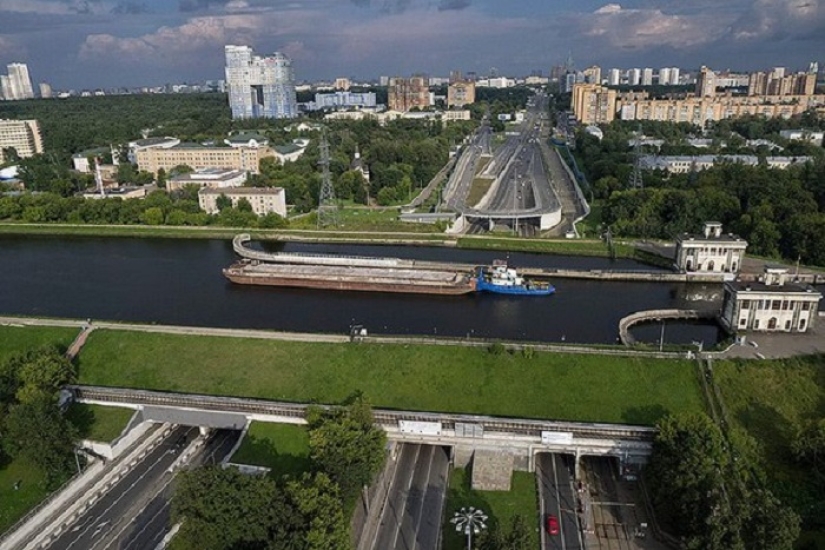 Floating across the bridge: the amazing aqueduct of the Moscow Canal