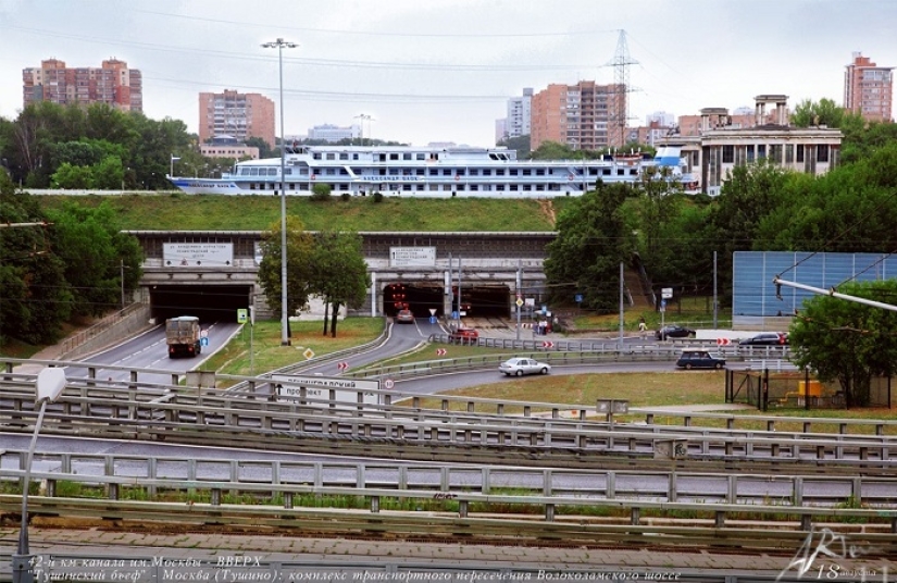 Flotando a través del puente: el increíble acueducto del Canal de Moscú