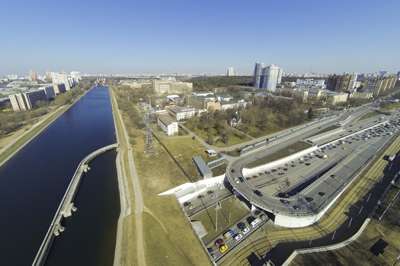 Flotando a través del puente: el increíble acueducto del Canal de Moscú