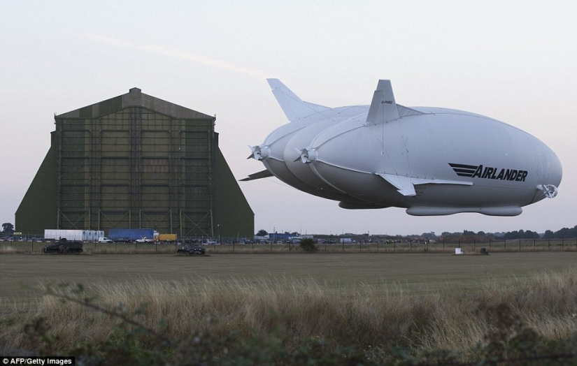 Flying butt: the world's largest aircraft launched in the UK