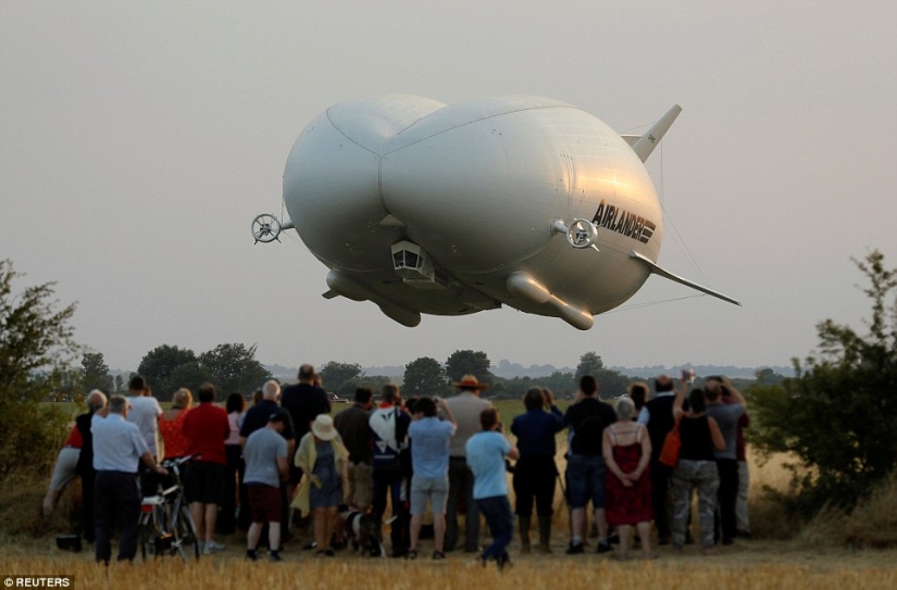 Flying butt: the world's largest aircraft launched in the UK