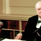 Foie gras, ostras, coñacs, cigarros: con qué se deleitó Winston Churchill durante la guerra