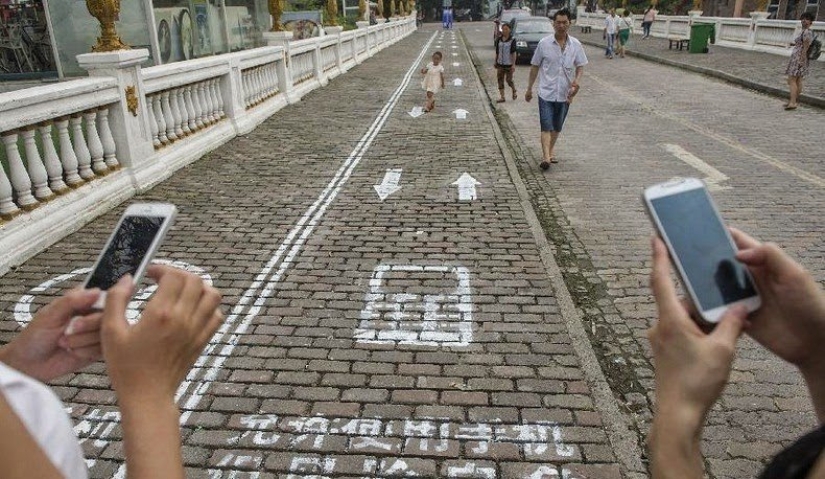Footpath for talking on the phone