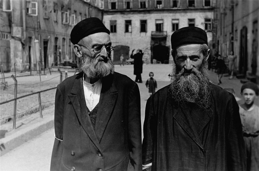 Forbidden photos: the Warsaw Ghetto in the summer of 1941