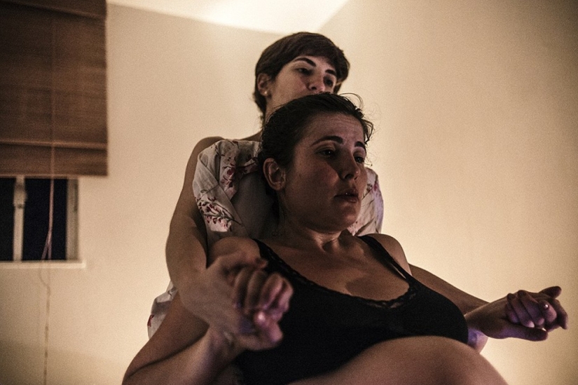 Fotógrafo brasileño mostró el parto en casa de su novia