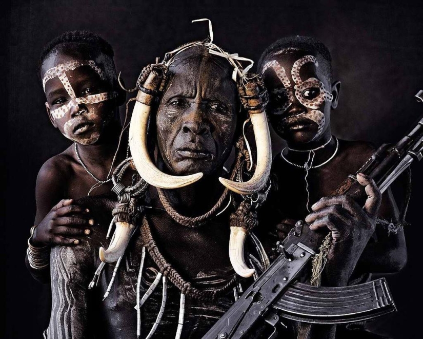 Fotógrafo británico Jimmy Nelson: Salvajes con ametralladoras