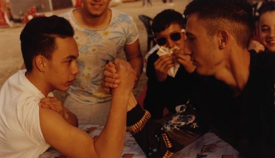 Fotografía de adolescentes italianos que alcanzan la mayoría de edad en ferias rurales