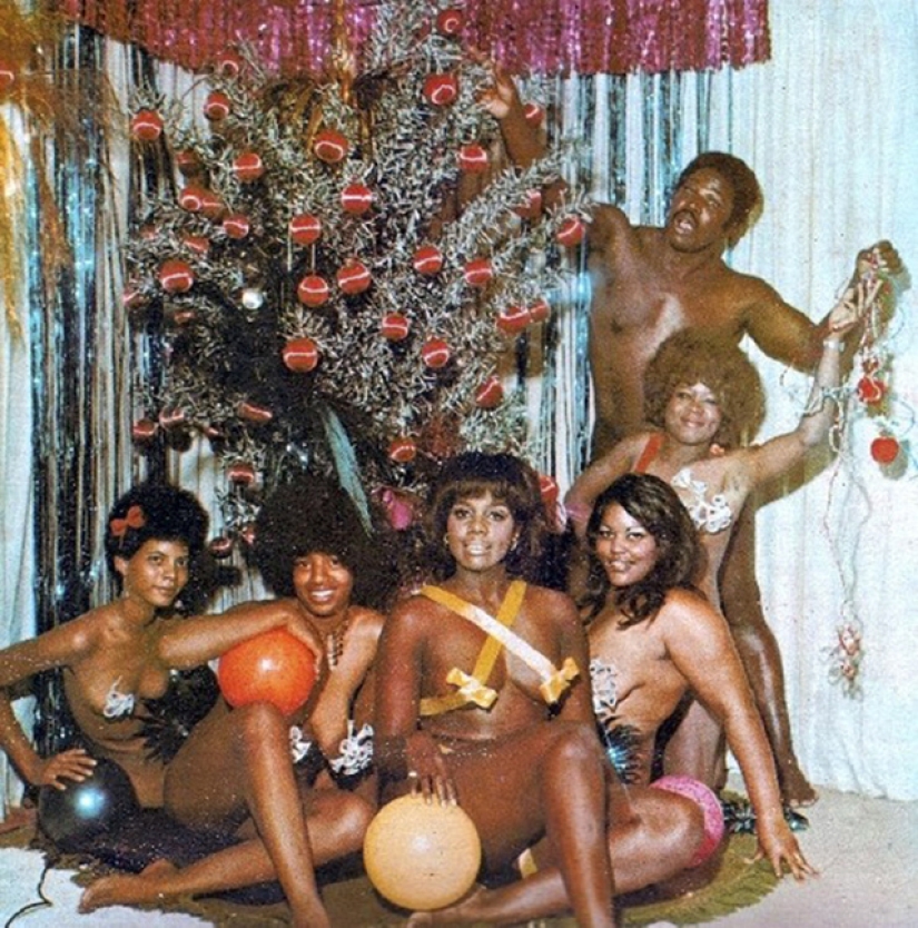 Fotos divertidas debajo del árbol de Navidad de álbumes antiguos