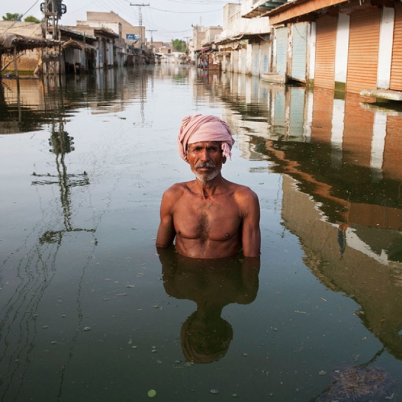 Fotos impactantes de personas en casas inundadas