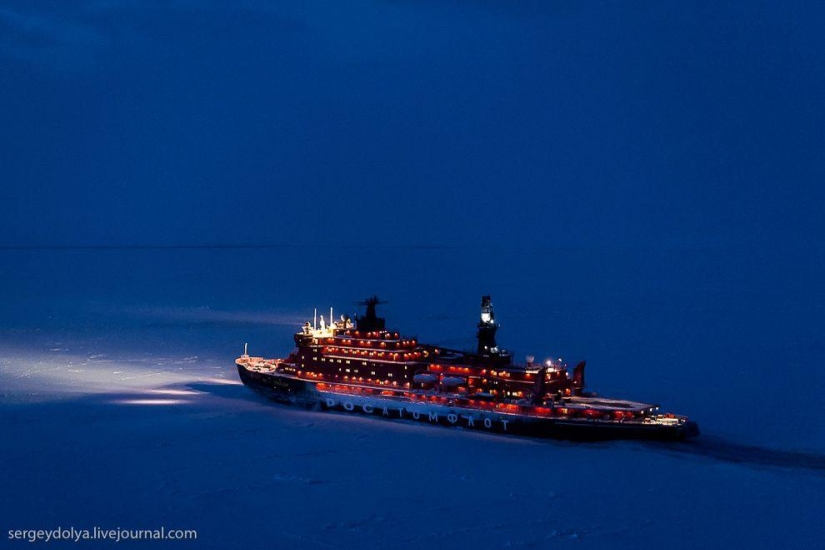 Fotos únicas del rompehielos desde el aire en el Polo durante la noche polar