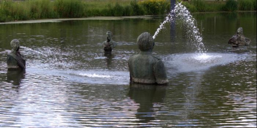 Fountain "Spitting Dictators" is a mysterious art object with a hidden meaning