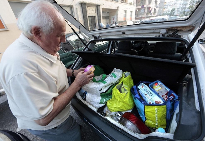 French pensioner eats from dumpsters