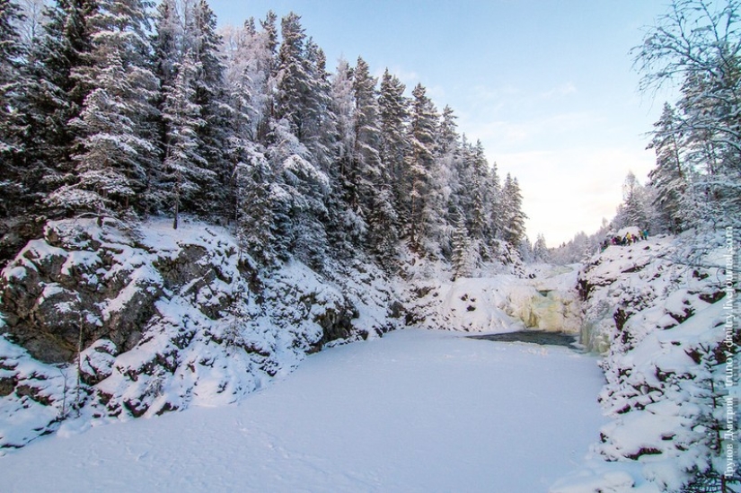 “Frozen, but not frozen” - Kivach waterfall in winter