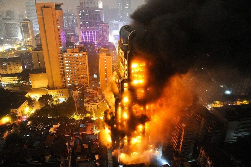 Fuego infernal en un rascacielos chino