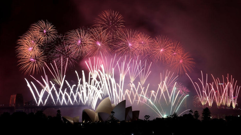 Fuegos artificiales, playas y champán: cómo el mundo recibió el nuevo año 2014