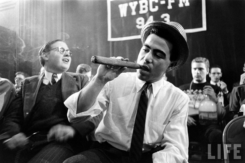 Fumar con un rockero: cómo se celebraban las competiciones de fumadores en los Estados Unidos de los años 50