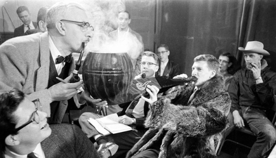 Fumar con un rockero: cómo se celebraban las competiciones de fumadores en los Estados Unidos de los años 50 Fumar con un rockero: cómo se celebraban las competiciones de fumadores en los Estados Unidos de los años 50