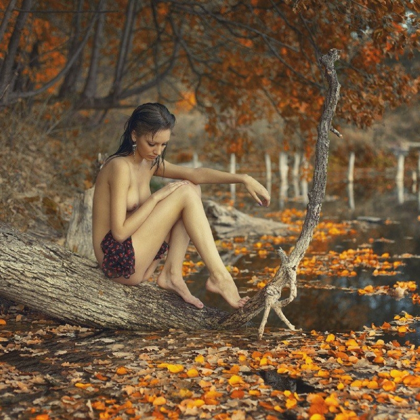 Gentle erotic photo shoots in the autumn landscape