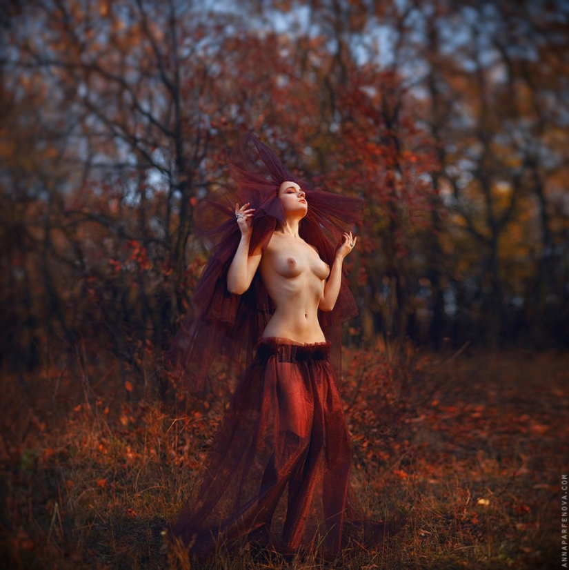 Gentle erotic photo shoots in the autumn landscape