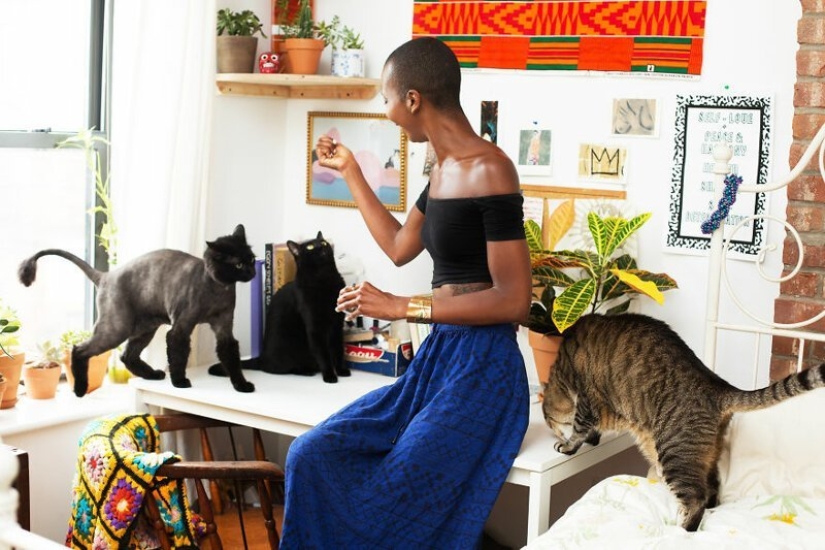 "Girls and cats": a photographer from new York against the stereotypes about crazy cat ladies