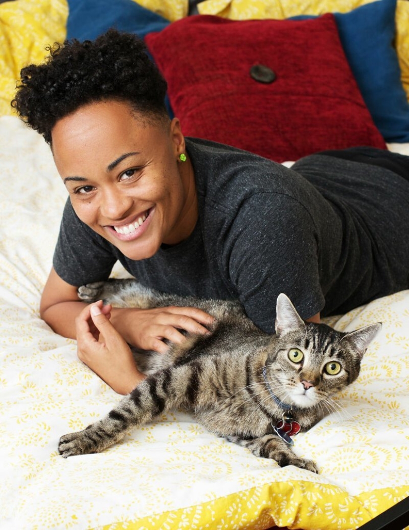 "Girls and cats": a photographer from new York against the stereotypes about crazy cat ladies