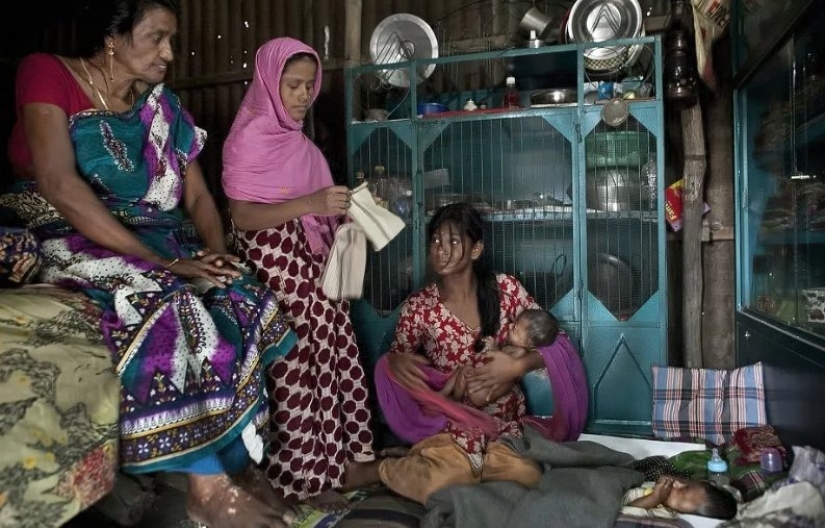 Girls are forced to "sell" themselves, and it's legal - life in a Bangladesh brothel
