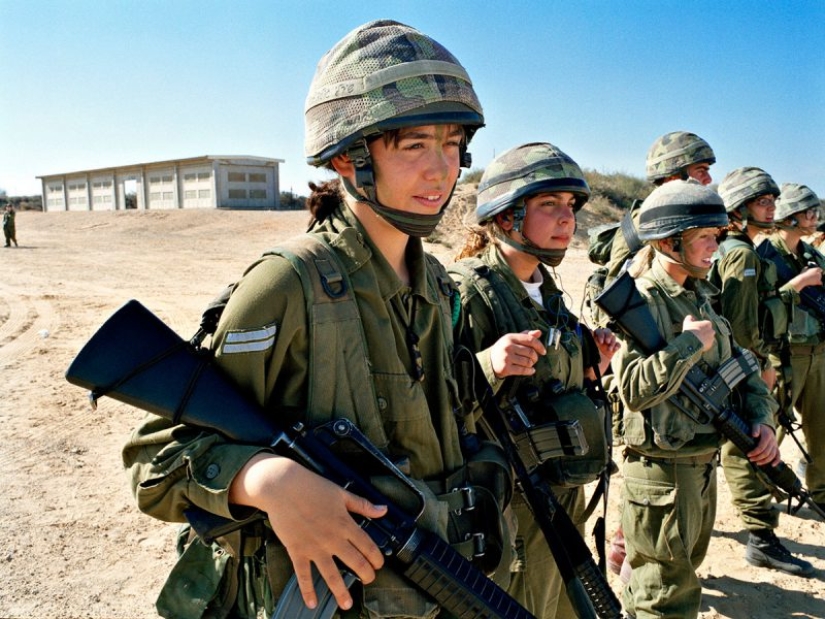 Girls of the Israeli army: a special look at women soldiers in the photos by Rachel Papo