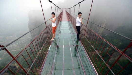 Glass bridge for thrill seekers