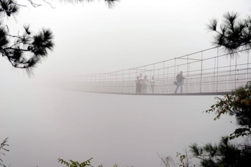 Glass bridge for thrill seekers
