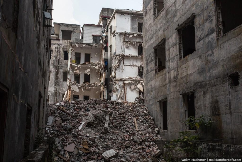 Guangzhou: Roofs and Slums