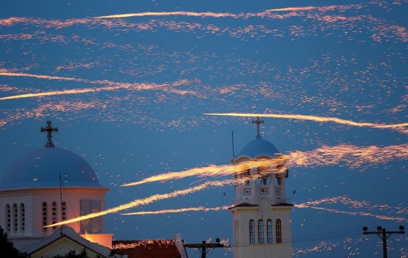 Guerra de cohetes en la celebración de Semana Santa