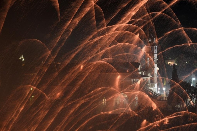 Guerra de cohetes en la celebración de Semana Santa